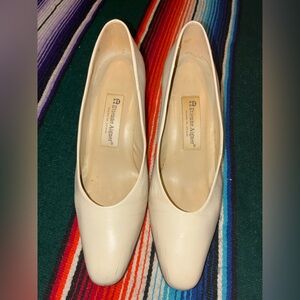 Vintage Etienne Aigner Cream Leather Block Heel Pumps Size 8